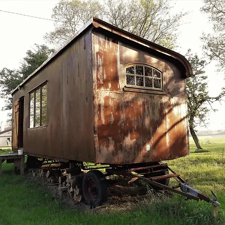 La Roulotte De La Borde Camping *