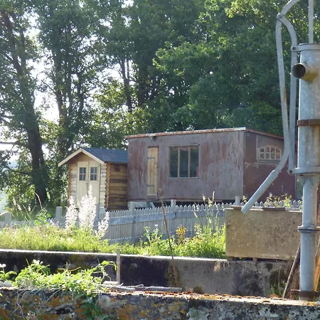 Camping La Roulotte De La Borde *